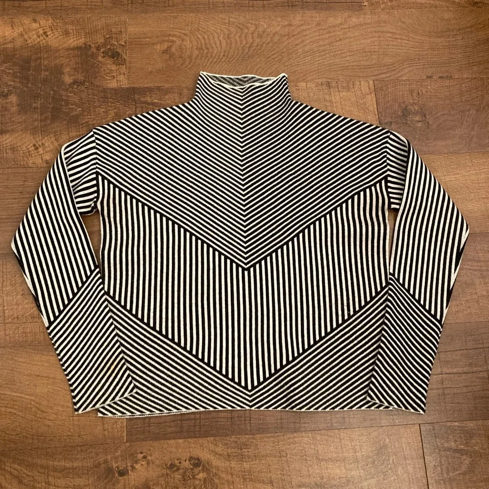 Tahari Mock Neck Sweater Contemporary Black and White Stripes Women’s S - Picture 1 of 8